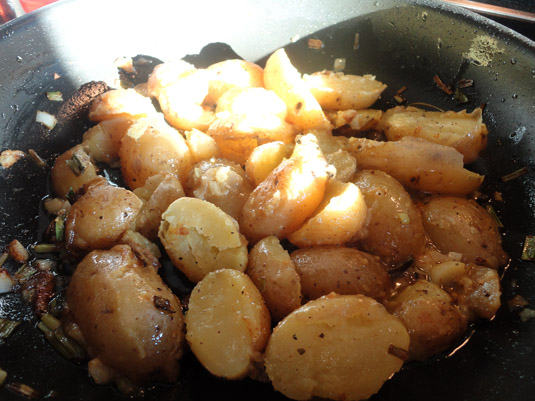 baby πατάτες στο τηγάνι