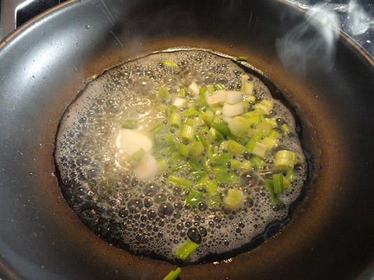 βούτυρο, σκόρδο και φρέσκο κρεμμυδάκι στο τηγάνι