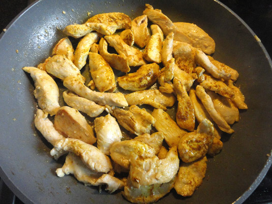 σωταρισμένο κοτόπουλο στο τηγάνι με κάρυ και κουρκουμά