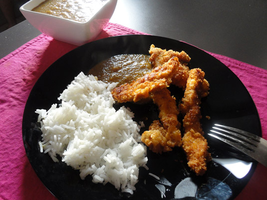 γιαπωνέζικο κάτσου κάρυ στο πιάτο με ρύζι μπασμάτι