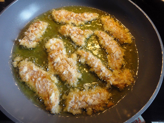 παναρισμένες λωρίδες από στήθος κοτόπουλο στο τηγάνι