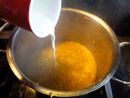 σάλτσα κάτσου κάρυ στο κατσαρολάκι με κορν φλάουρ
