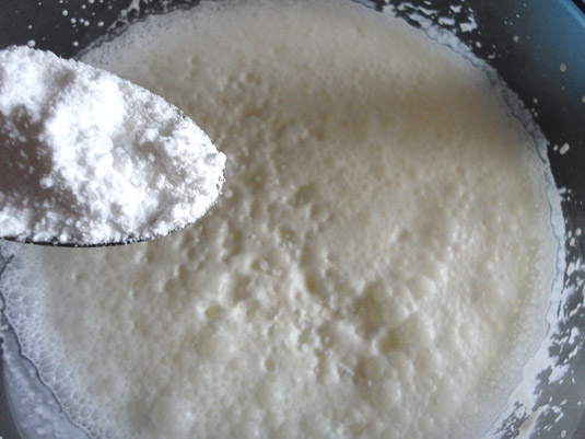 κρέμα γάλακτος με άχνη ζάχαρη