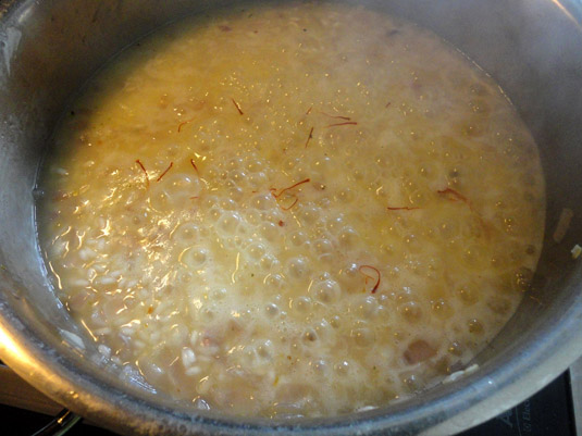 ρύζι στην κατσαρόλα με κρόκο Κοζάνης