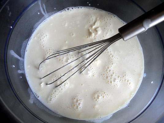 τυρί κρέμα με υλικά από το κατσαρολάκι ανακατεμένα με τον αυγοδάρτη