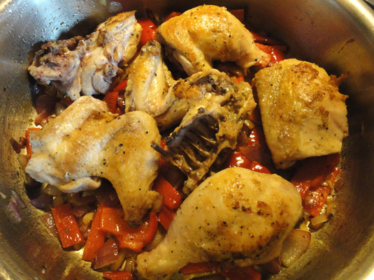 κοτόπουλο στην κατσαρόλα με πιπεριές Φλωρίνης
