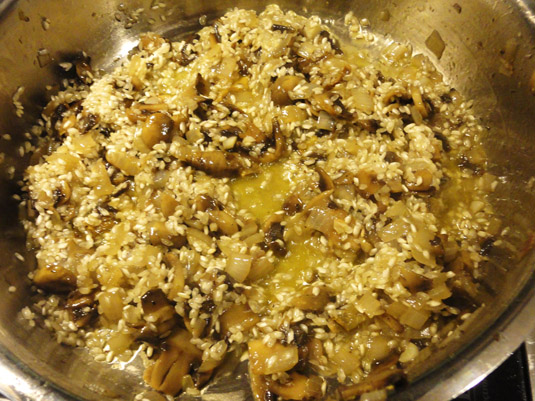 κρεμμύδι, μανιτάρια και ρύζι στην κατσαρόλα