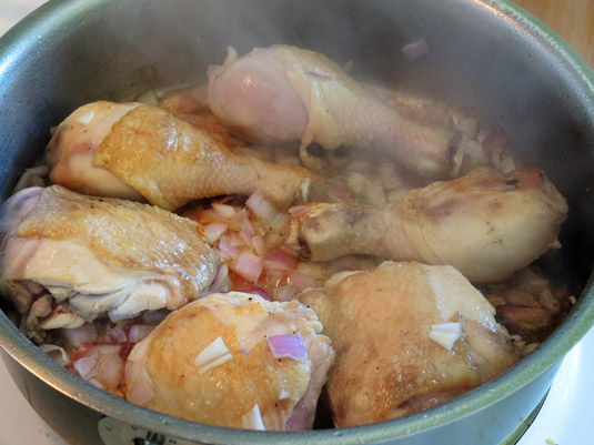 κοτόπουλο με κρεμμύδι στην κατσαρόλα