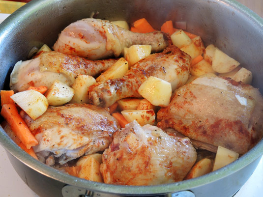 κοτόπουλο με πατάτες, πάπρικα και καρότα στην κατσαρόλα