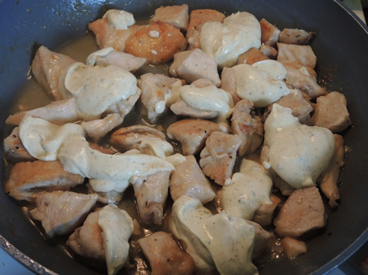 στήθος κοτόπουλο με σάλτσα γιαουρτιού