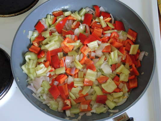 πιπεριές, κρεμμύδι και σκόρδο στο τηγάνι