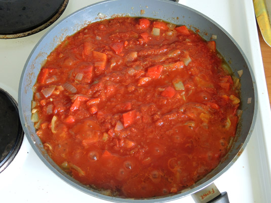 σάλτσα ντομάτας με πιπεριές και κρεμμύδι στο τηγάνι