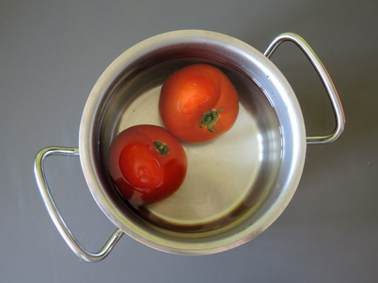 ντομάτες στο κατσαρολάκι με βραστό νερό