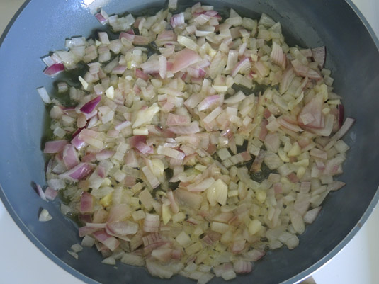 ψιλοκομμένο κρεμμύδι και σκόρδο στο τηγάνι