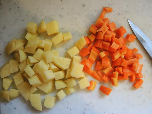 καρότο και πατάτα κομμένα σε κυβάκια