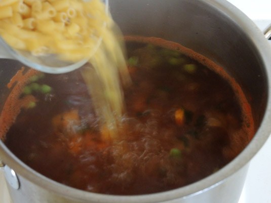 σούπα μινεστρόνε στην κατσαρόλα με κοφτό μακαρονάκι