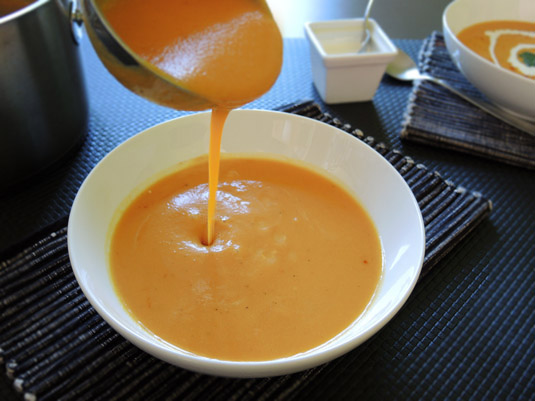 σούπα κολοκύθας βελουτέ στο πιάτο 1
