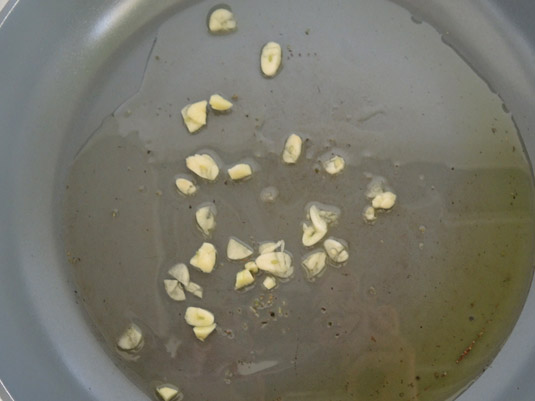 ψιλοκομμένο σκόρδο στο τηγάνι