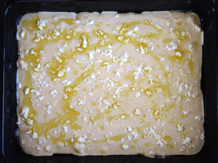 ζυμαρόπιτα στο ταψί ραντισμένη με ελαιόλαδο
