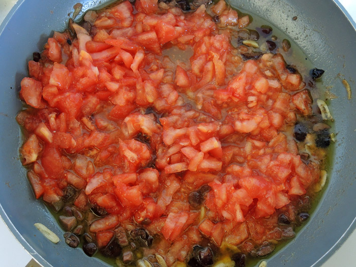 σκόρδο, ελιές, ντομάτες και αντζούγιες στο τηγάνι