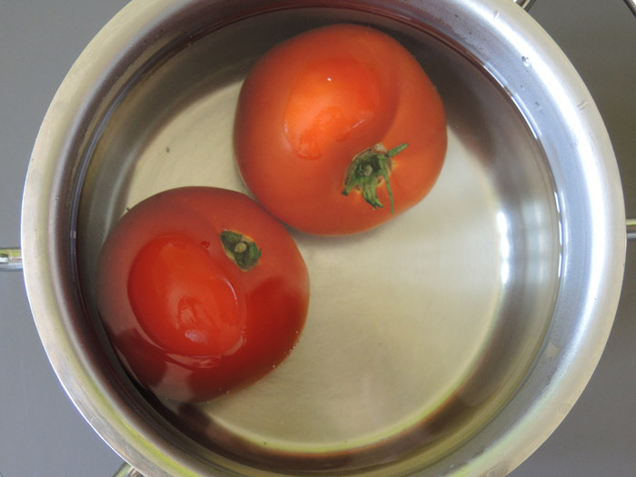 ντομάτες σε βραστό νερό
