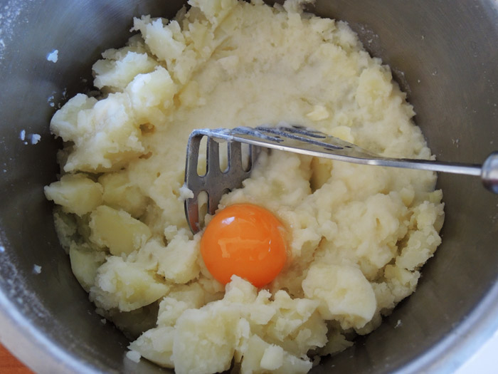 πουρές πατάτας με κρόκο αυγού στην κατσαρόλα