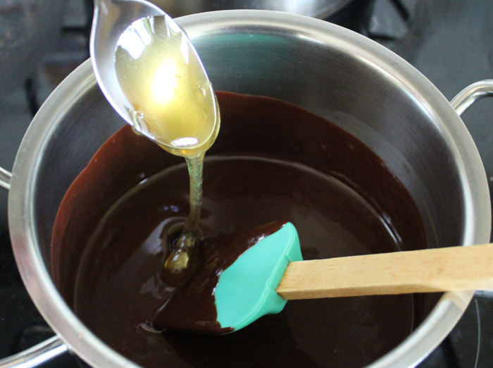 λιωμένη σοκολάτα κ μέλι στο κατσαρολάκι