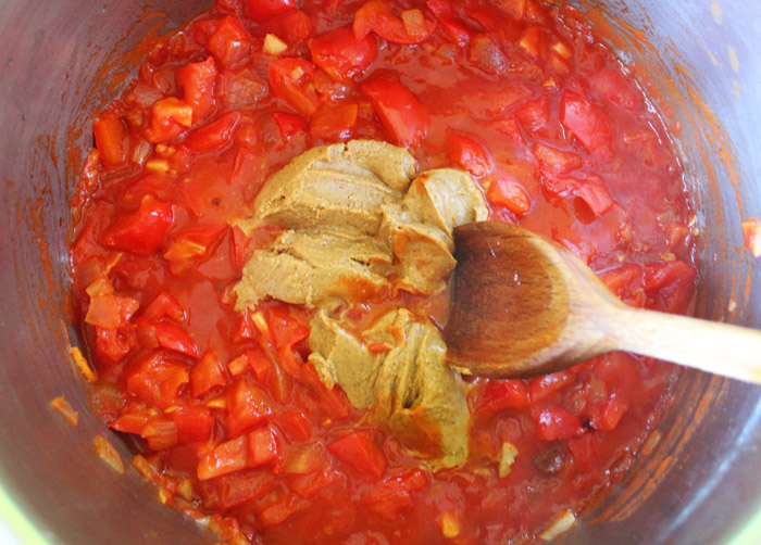 πιπεριά, ντομάτα κ φυστικοβούτυρο στην κατσαρόλα
