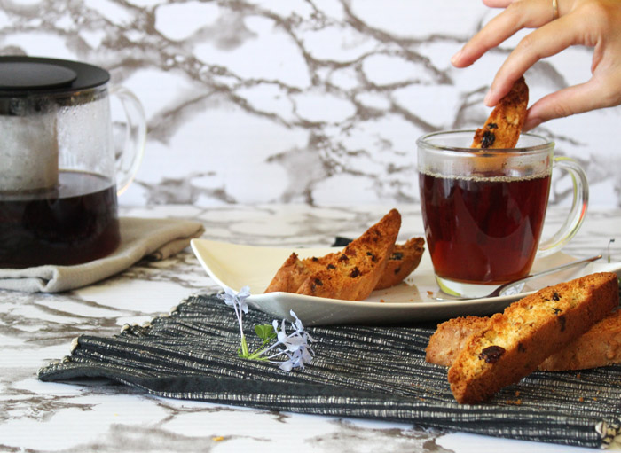 biscotti βουτηγμένο στο τσάι 700