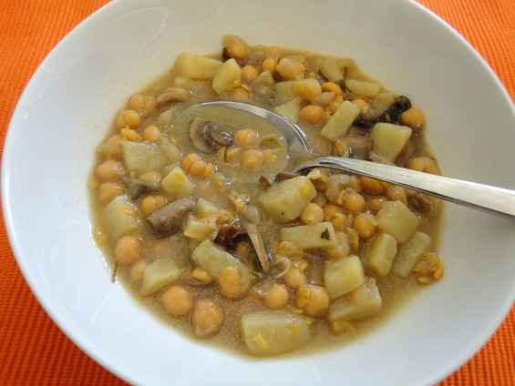 Σούπα με ρεβίθια και μανιτάρια