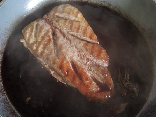 ψαρονέφρι στο τηγάνι με σάλτσα μαυροδάφνης