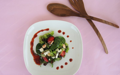 Σαλάτα με dressing φράουλας